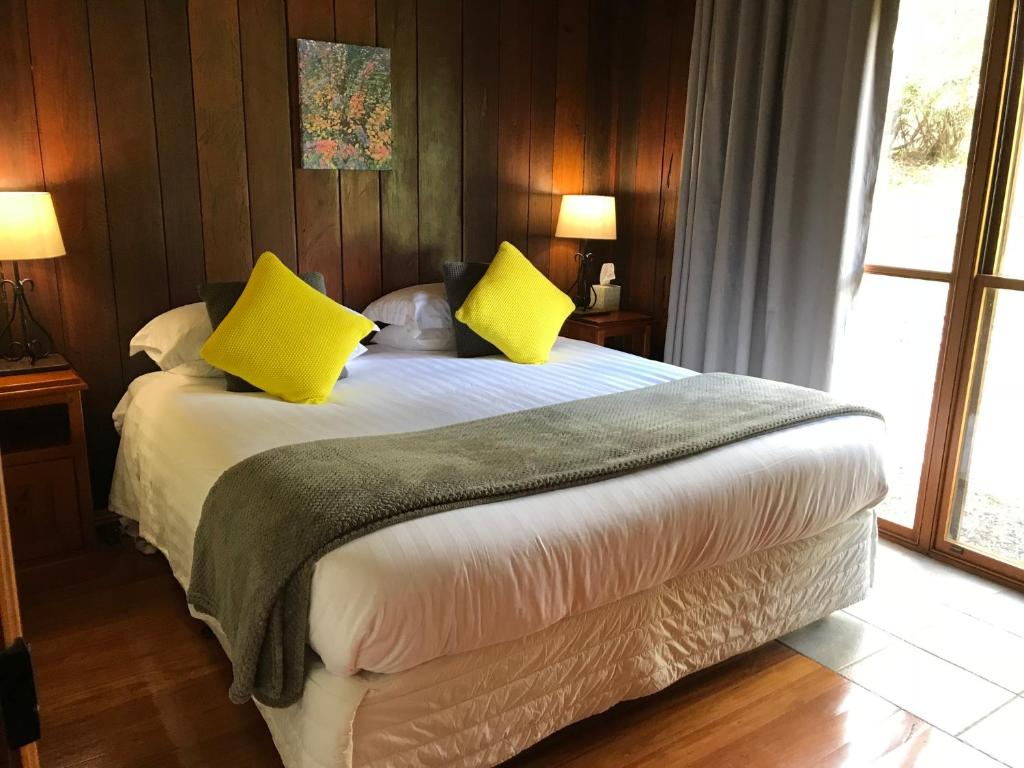 BilpinGhost Hill Road Retreat的一间卧室配有一张带黄色枕头的大床