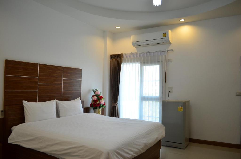 玛哈沙拉堪Ketsara Hotel的一间卧室设有一张大床和一个窗户。