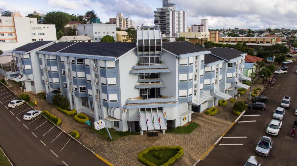 São Miguel dʼOesteHotel Solaris的城市建筑物的顶部景观