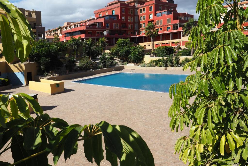厄尔梅达诺La Perla: Sea View and Pool (family apartment)的大楼前的游泳池