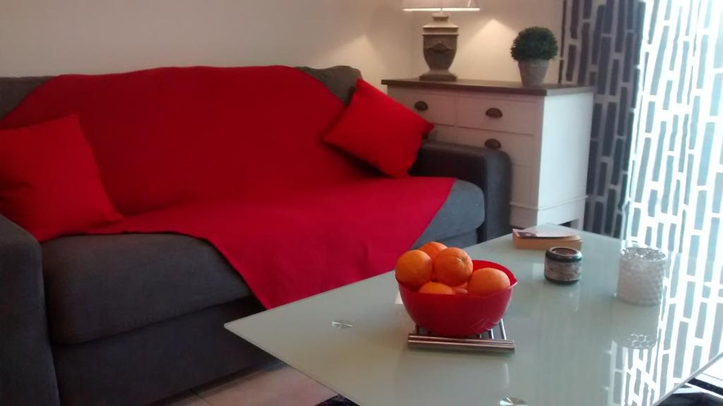 卡尔维Victoria的客厅配有沙发和桌子上的一碗橙子