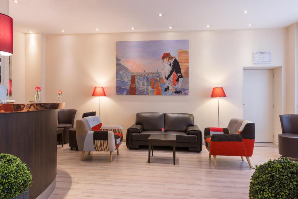 巴黎西部酒店的一间配有沙发的等候室和墙上的绘画