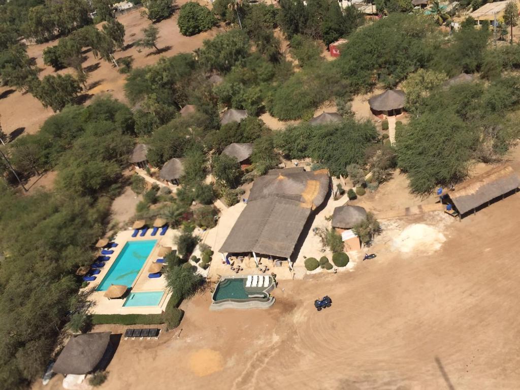Ndangane莱斯科登斯布罗伊斯酒店的享有带游泳池的度假村的空中景致