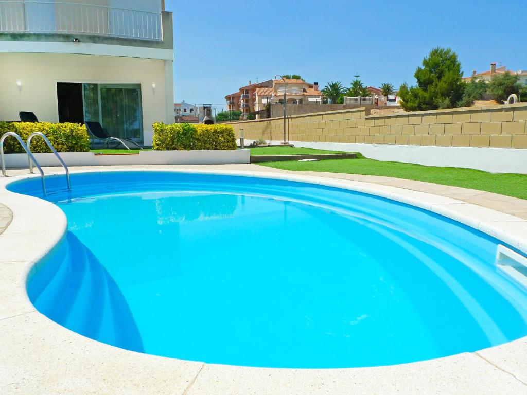 安波拉马尔拉姆波拉度假屋的院子里的大型蓝色游泳池