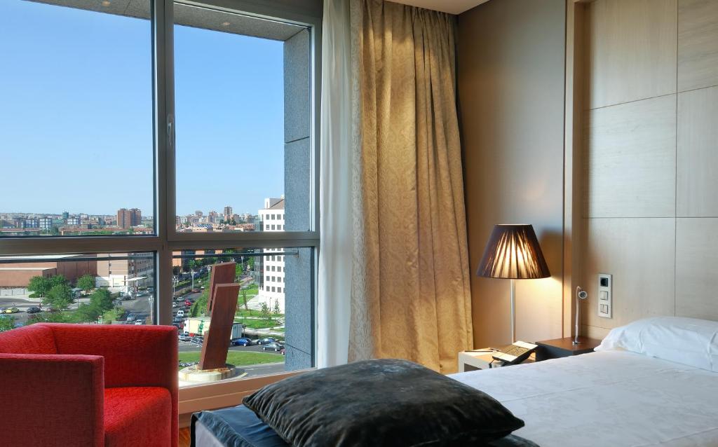 巴利亚多利德文奇弗朗陶拉酒店的酒店客房设有一张床和一个大窗户