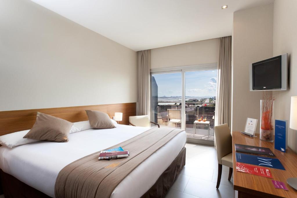 圣佩德罗-德尔皮纳塔尔穆尔西亚海岸塔拉西亚酒店的酒店客房设有一张床和一个大窗户