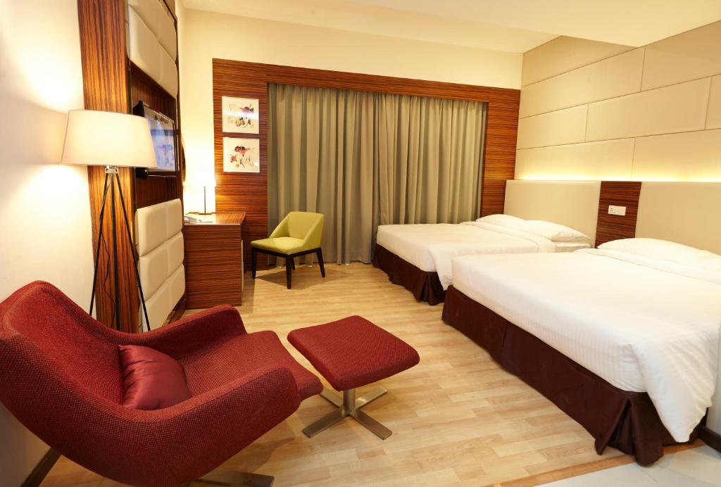 吉隆坡中谷六季酒店 的酒店客房,配有两张床和椅子