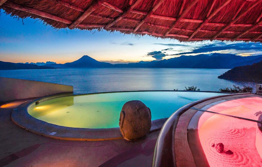 圣卡塔里纳帕洛波特赞珀克度假酒店的享有水景和山景的热水浴池