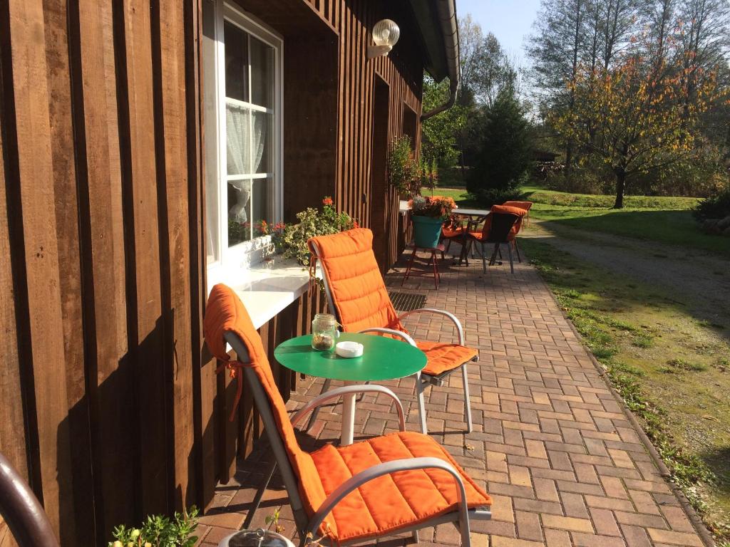 布尔格Ferienwohnung Rosi Stoppa的庭院配有桌椅和窗户。