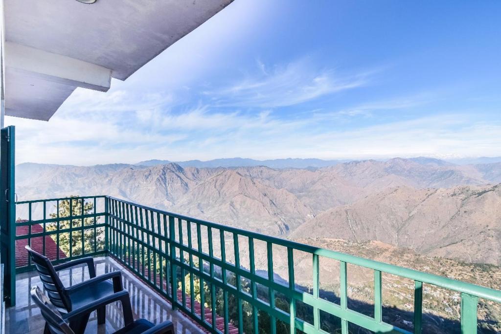 西姆拉Trimurti Pine Valley Resort的山景阳台,配有两把椅子