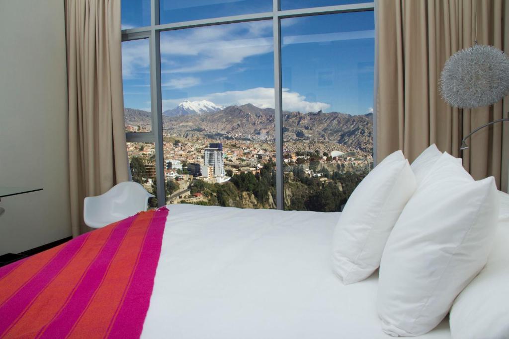 拉巴斯斯坦纳姆精品酒店&Spa的一间卧室设有一张大床和大窗户
