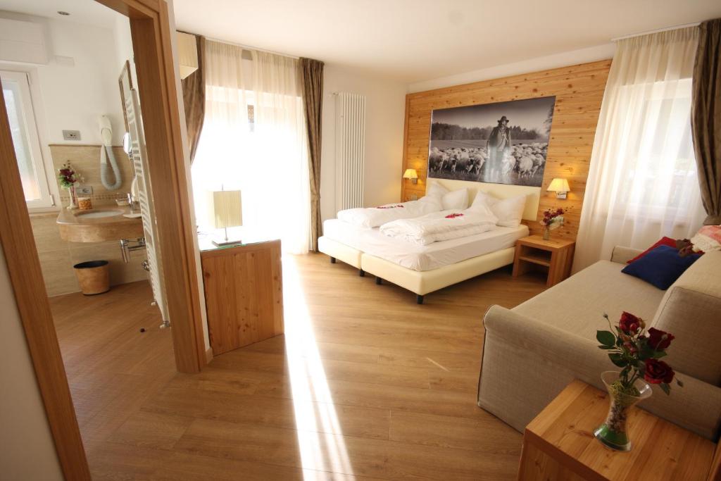 巴塞尔加·迪·皮纳皮内塔酒店的客厅配有白色的床和沙发