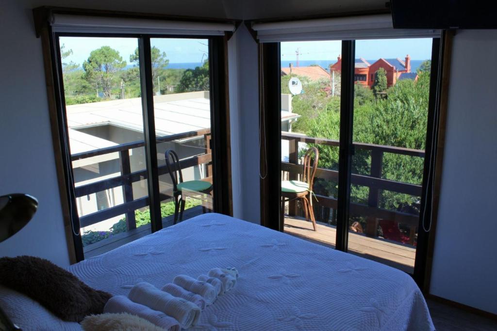 埃斯特角城Imaginate的一间卧室设有一张床,享有阳台的景色