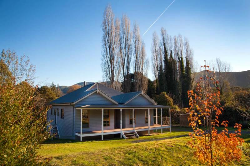 WandiligongGrowlers Creek Lodge的院子里的白色房子,有蓝色的屋顶