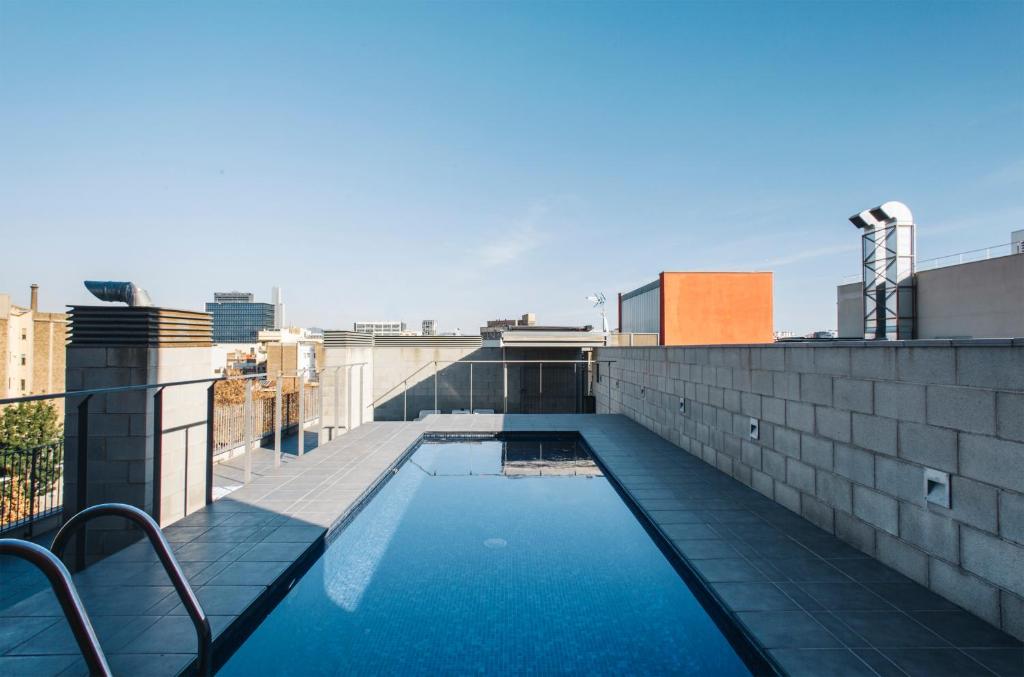 巴塞罗那巴塞罗那共和公寓酒店的建筑物屋顶上的游泳池