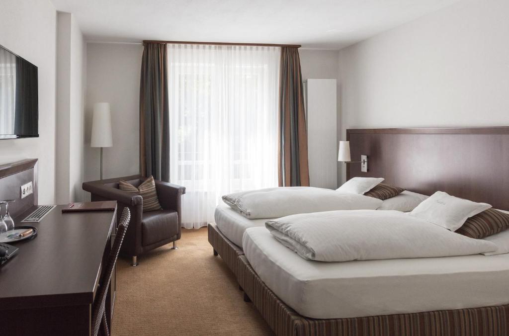 梅明根恩格尔凯勒餐厅酒店的酒店客房配有两张床和一张书桌