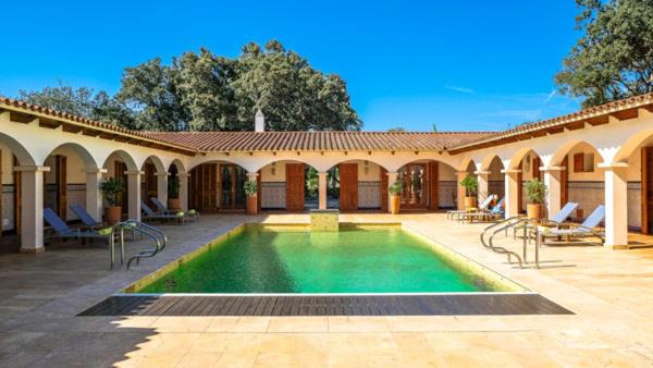 休达德亚Sa Legitima的庭院中带游泳池的房子
