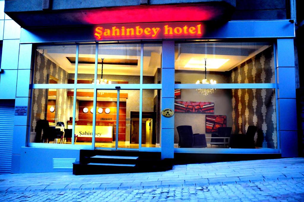 安卡拉萨欣贝酒店的一间沙利酒店在晚上点燃了灯光
