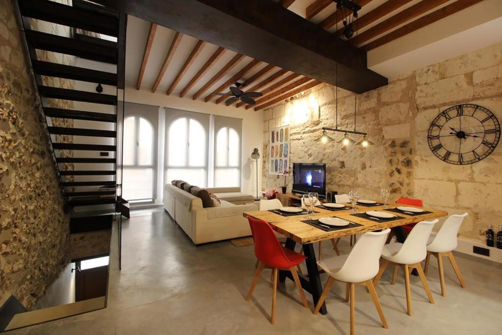 萨波夫拉Casa Mercat的一间带桌椅和沙发的用餐室