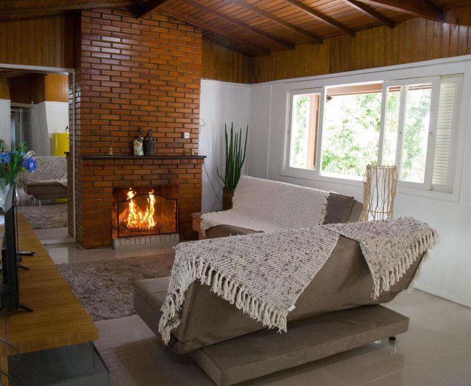 卡内拉Residencia Hencke Haus的带沙发和壁炉的客厅