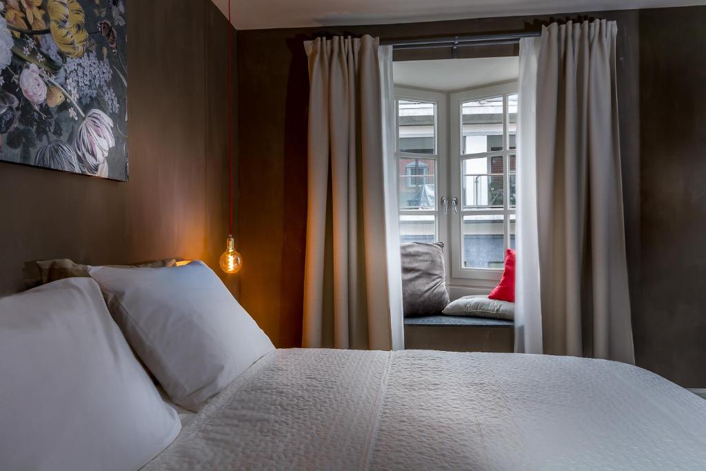 法尔肯堡Zoet Valkenburg的卧室配有白色的床和窗户。
