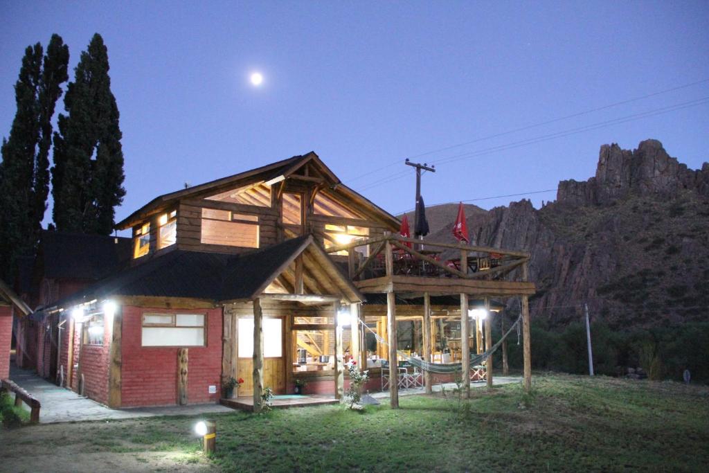 阿卢米内Montaña Negra的天空中月亮的木屋