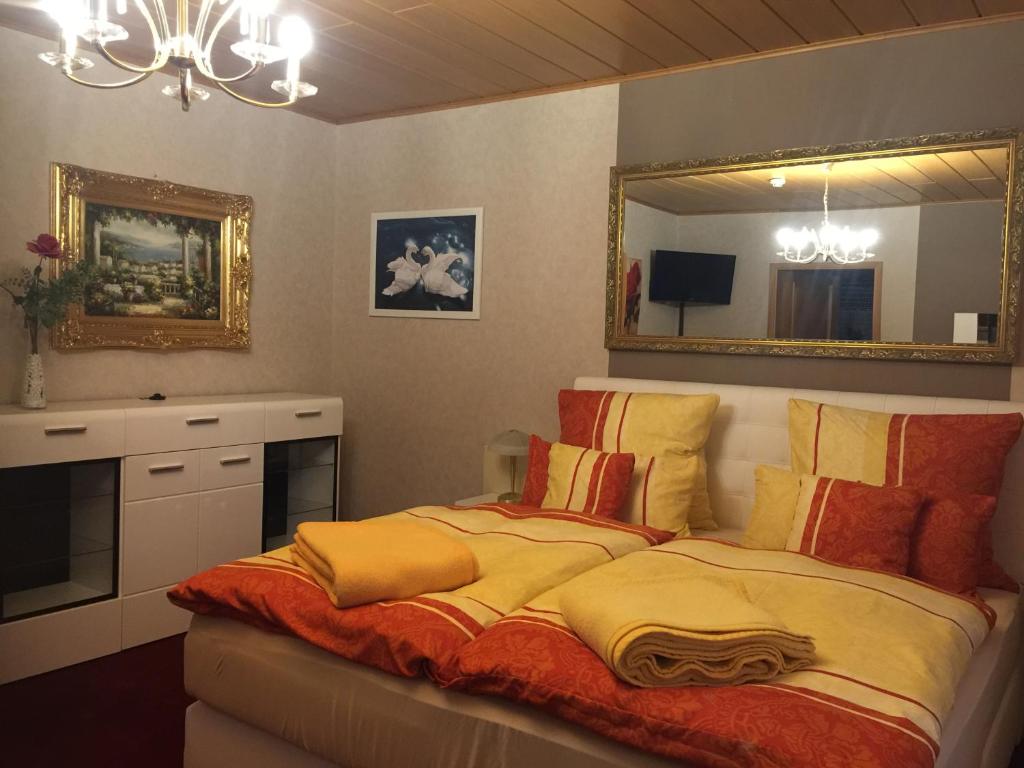 霍恩巴赫伽斯特翰斯莫妮卡酒店的一间卧室配有一张床和一面大镜子