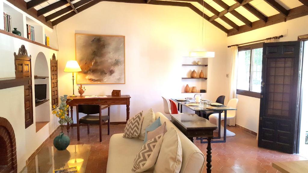 马拉加Quiet House in Malaga的客厅配有沙发和桌子