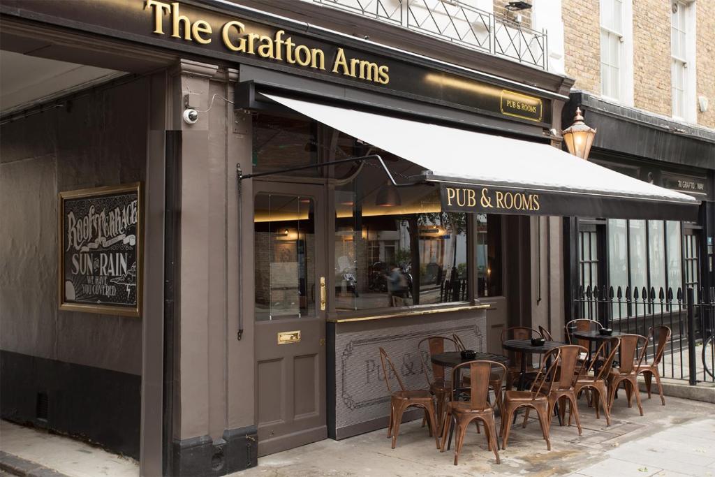 伦敦The Grafton Arms Pub & Rooms的外面设有桌椅的餐厅