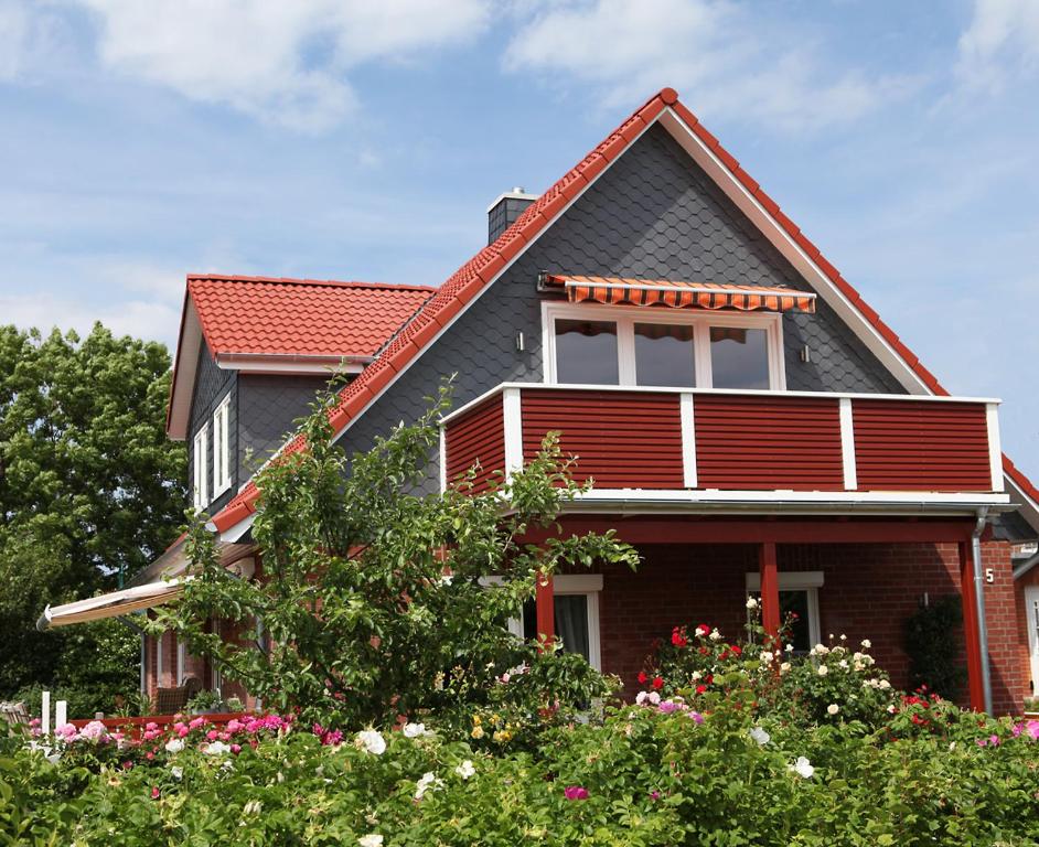 霍瓦赫特Kranichnest的一座红色屋顶的房子,还有一些鲜花