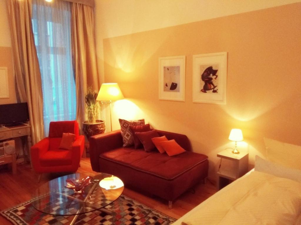 柏林柏林米特公寓式旅馆的客厅配有沙发和桌子