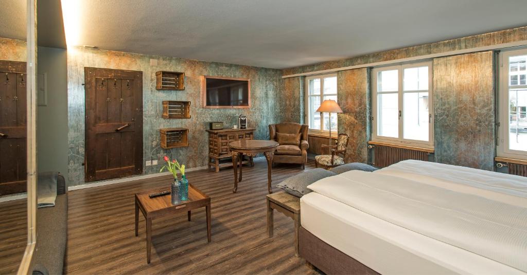 沙夫豪森2B酒店的一间卧室设有一张床和一间客厅。