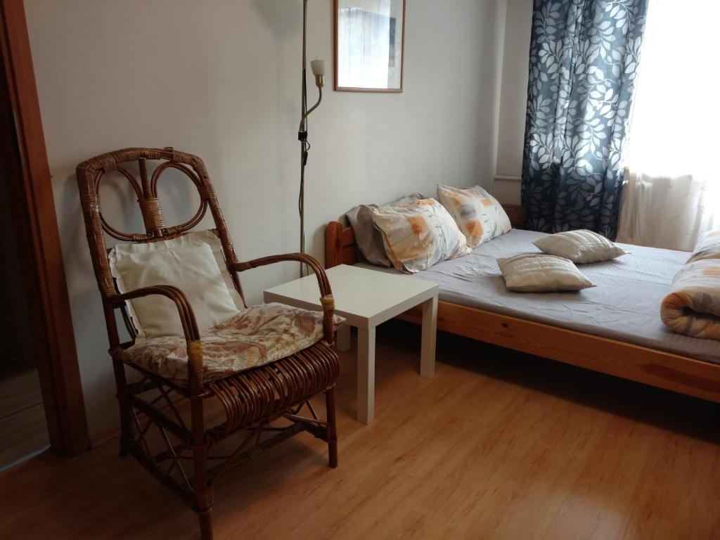 罗夫诺Apartment Stepana Bandery Street的一间卧室配有一张床、一把椅子和一张桌子