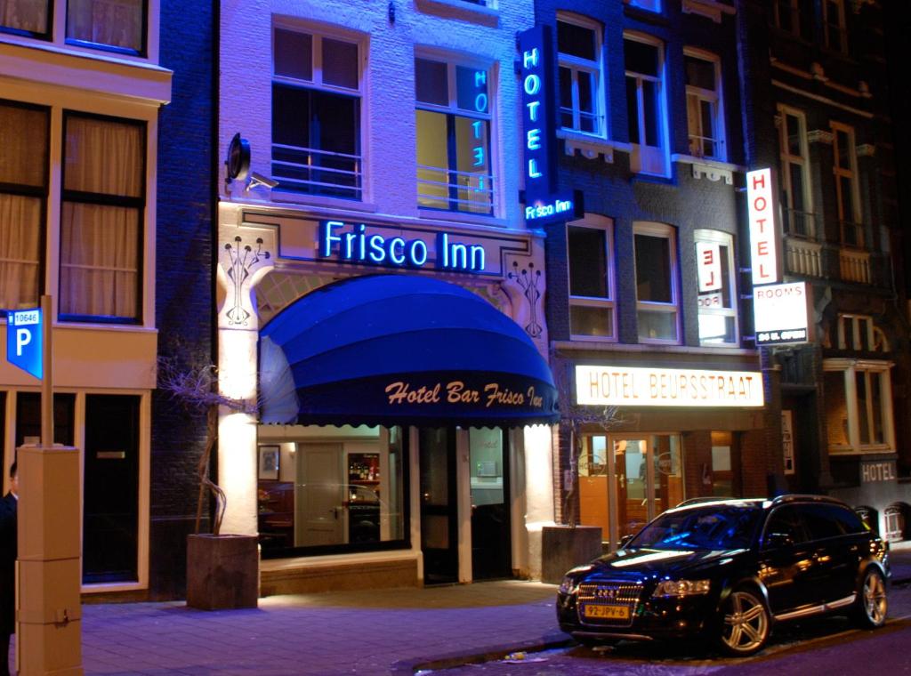 阿姆斯特丹弗里斯科酒店的夜间停在大楼前的汽车