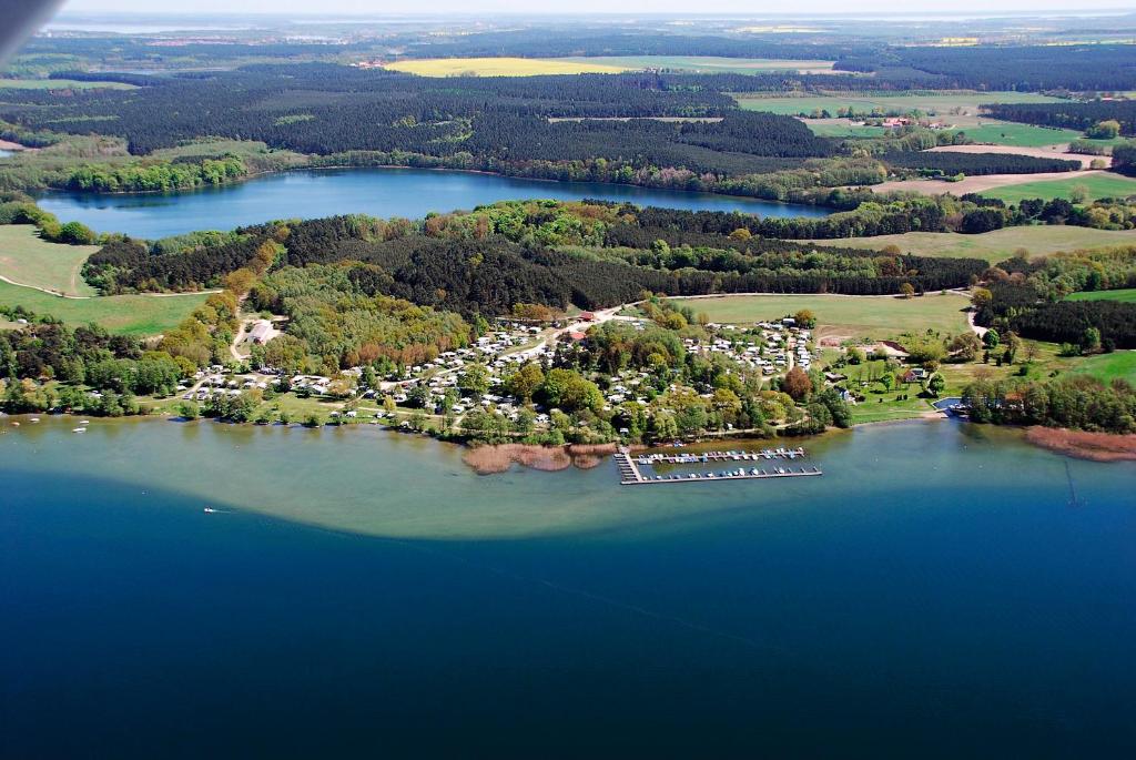 ZislowWald- und Seeblick Camp Zislow的享有湖上度假村的空中景致