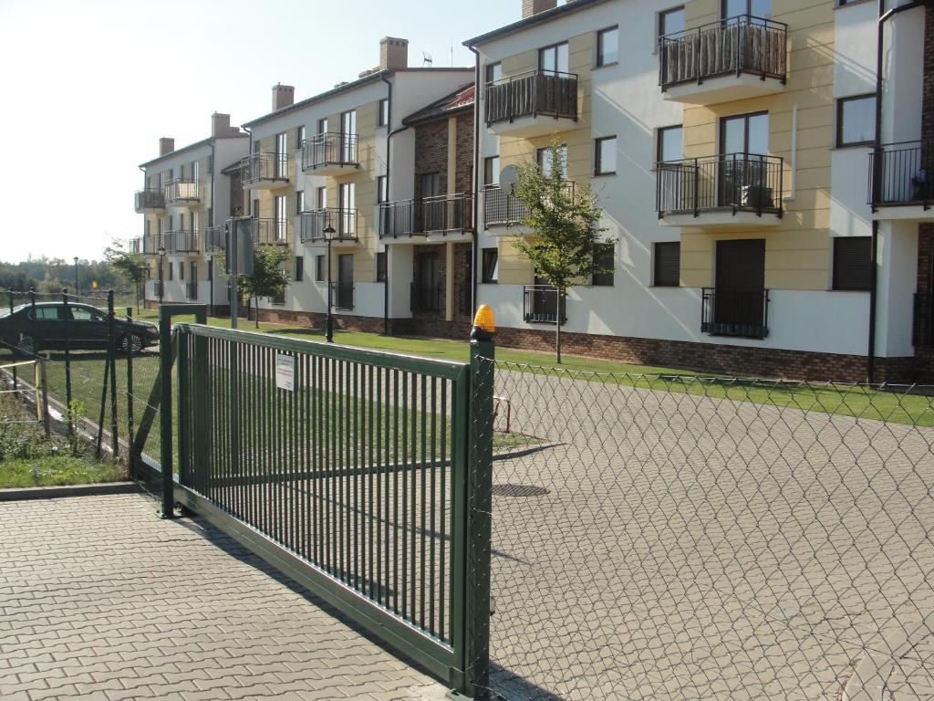 斯图托沃Apartament Posejdon的一排建筑物前面的围栏