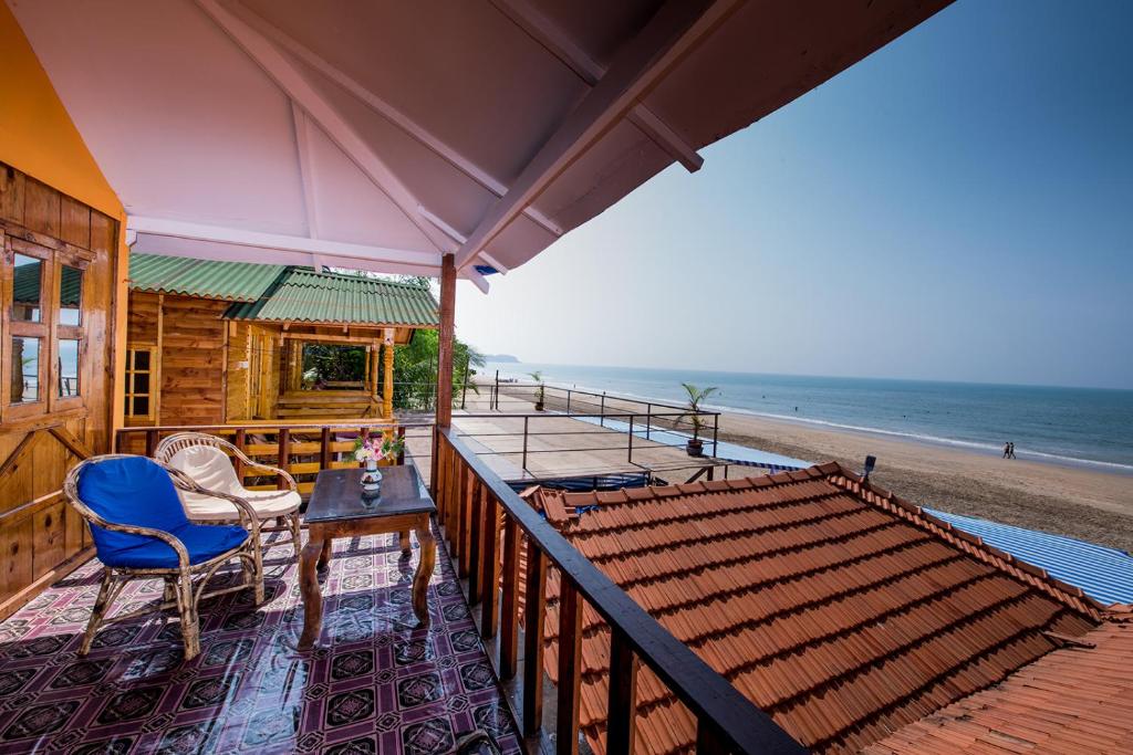 阿贡达Om Sai Beach Huts的带阳台的别墅,享有海滩美景