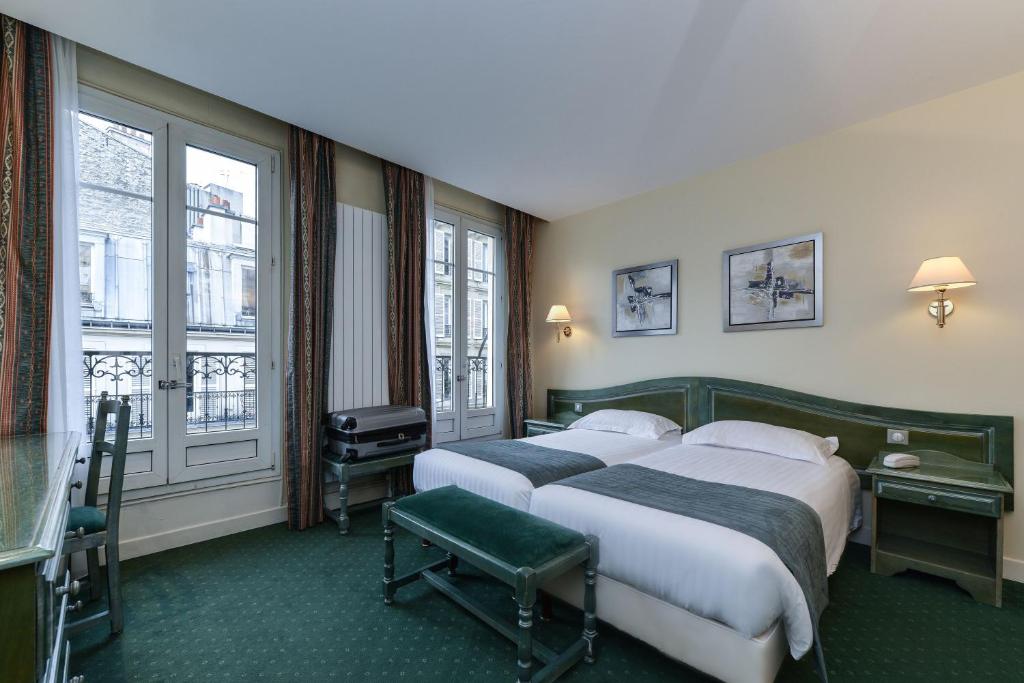 巴黎杜普雷酒店的带2扇窗户的酒店客房内的2张床