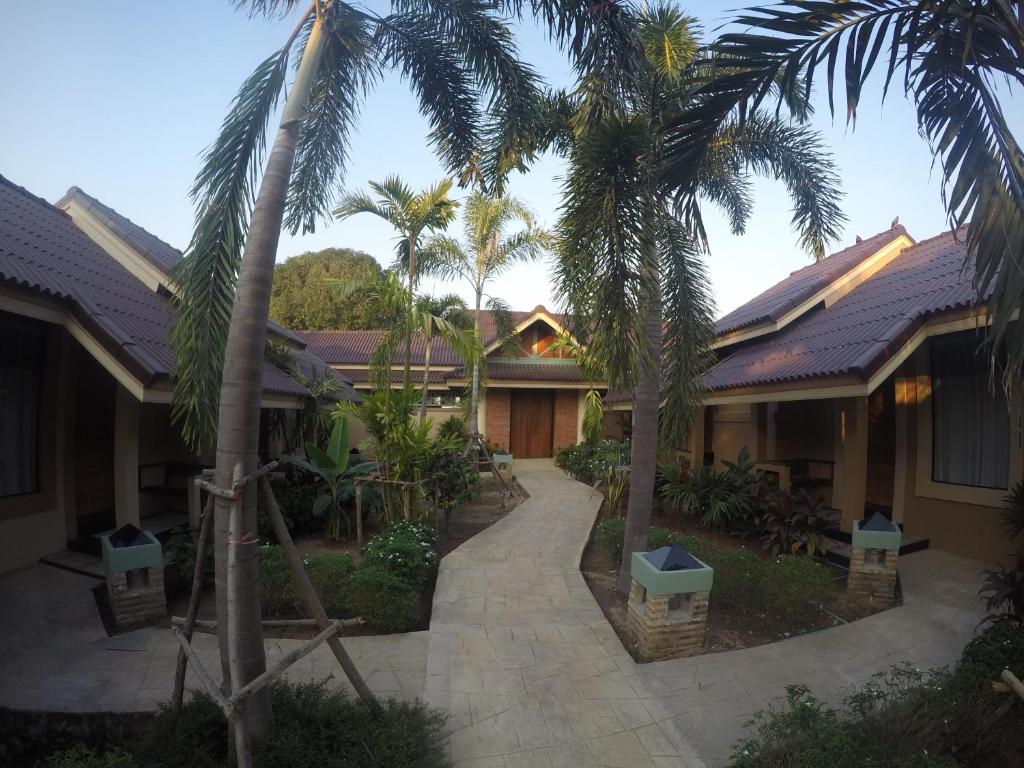 Ta KhliMamaungpaa Hill resort的棕榈树房屋的庭院