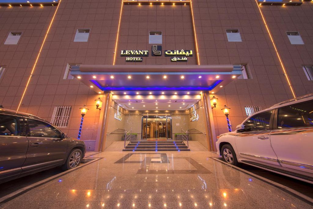 奈季兰Levant Hotel的两辆汽车停在大楼前