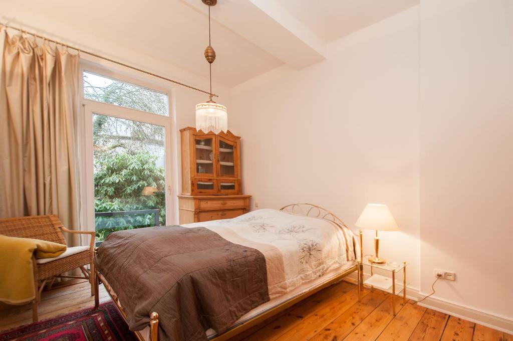汉堡Alster City Garden Villa的一间卧室设有一张床和一个窗口