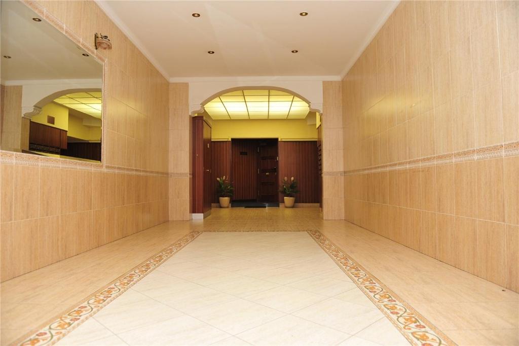 巴绍里阿丽兹旅馆的建筑的走廊,带有木墙和镜子