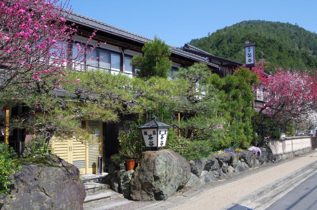 京都旅荘茶谷日式旅馆的岩石上有路灯的建筑