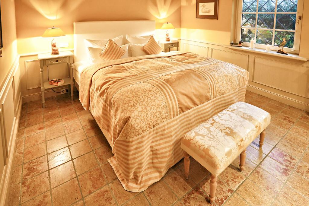 阿克斯姆比伯豪斯度假屋酒店的一间卧室设有一张大床和一个窗户。