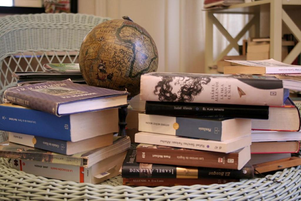 坎德莱达月亮乡村旅馆的桌子上一堆书,有地球