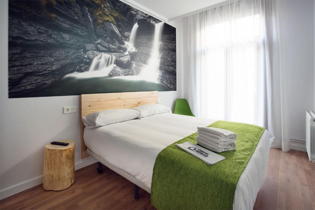 毕尔巴鄂瑟兰特斯休闲旅馆的卧室配有一张床,墙上挂着一幅大画