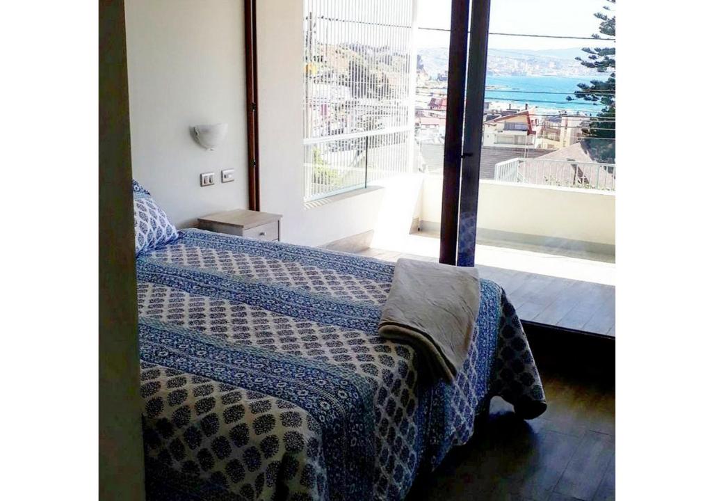 维纳德马Edificio Reñaka Beach 248的一间卧室设有一张床和一个大窗户