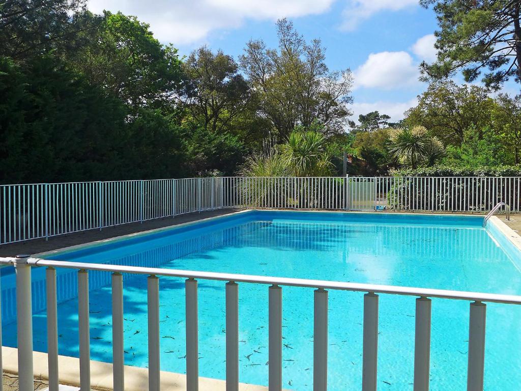 卡布勒通Holiday Home Paradise Océan-5 by Interhome的围栏旁的大型蓝色游泳池