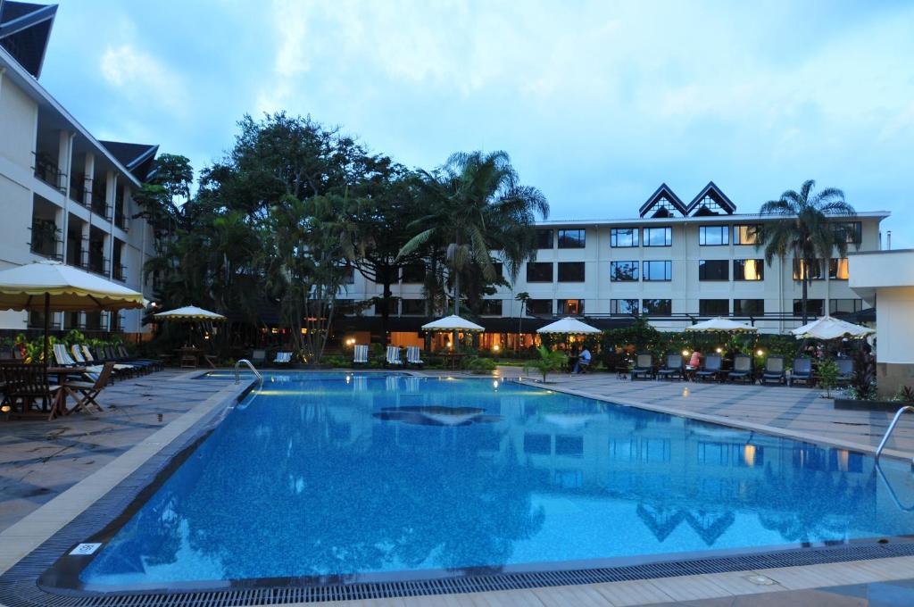 内罗毕内罗毕蓝花楹酒店的酒店前方的大型游泳池