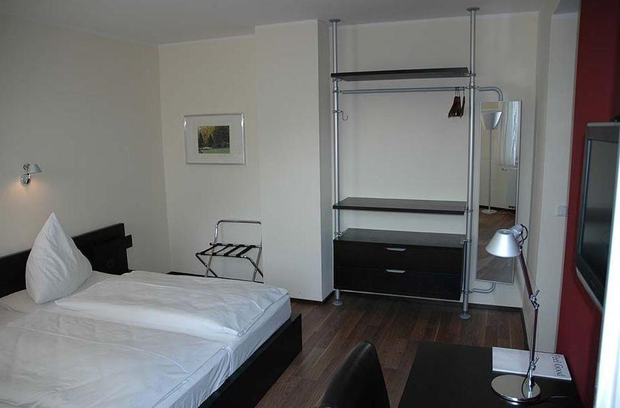 梅舍德冯·科尔夫的休息及休闲酒店的一间卧室配有一张床和一张桌子